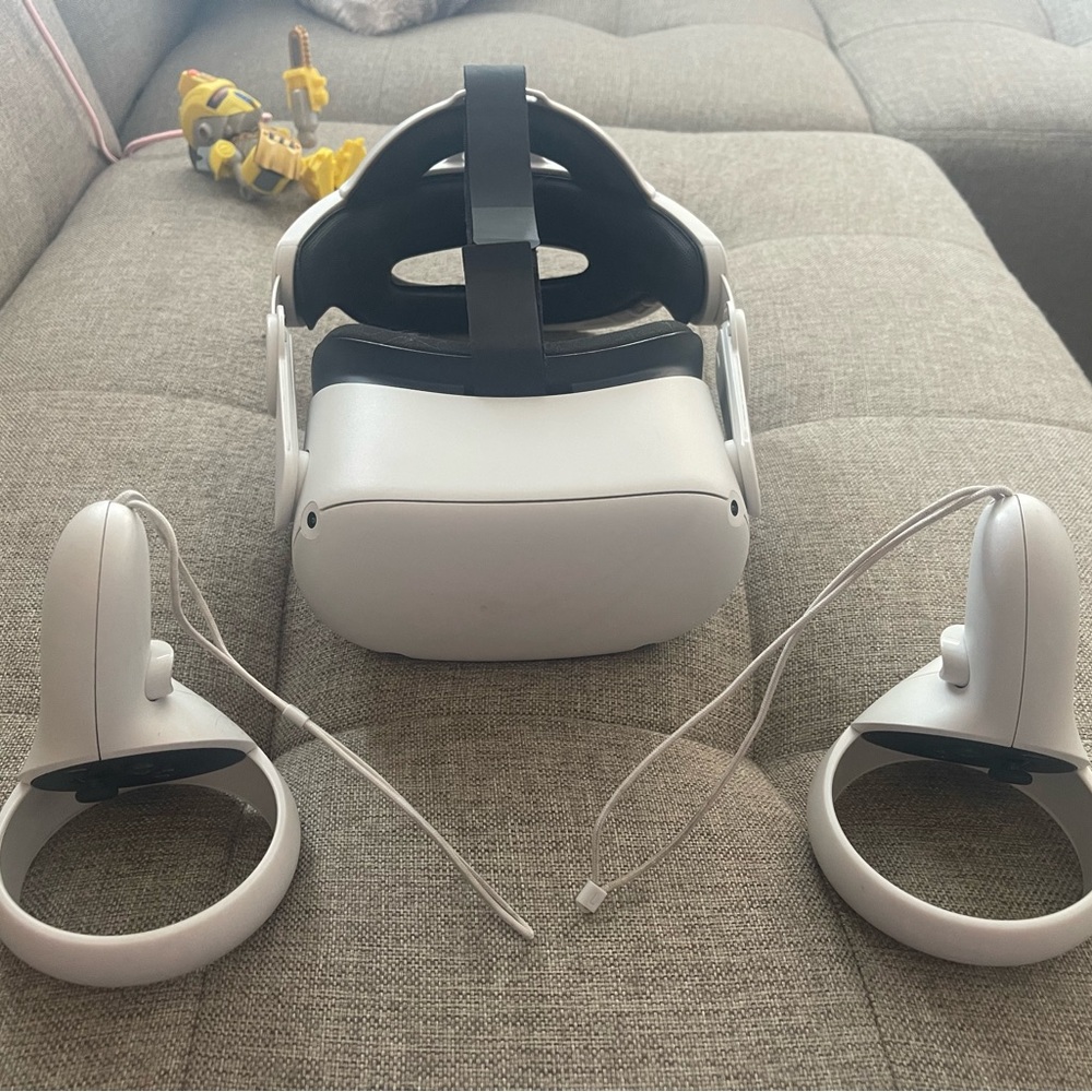 Oculus Quest 2 All in One 68gb with add-ons